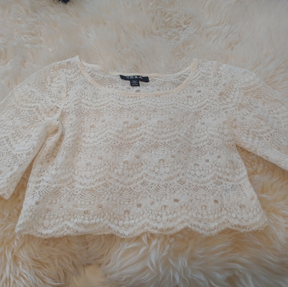 Tela XS Scallop Hem Lace Crop Top